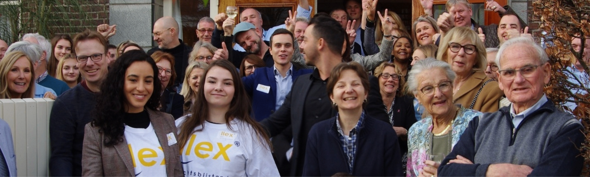 Una familia sonriente, acompañada por LLex